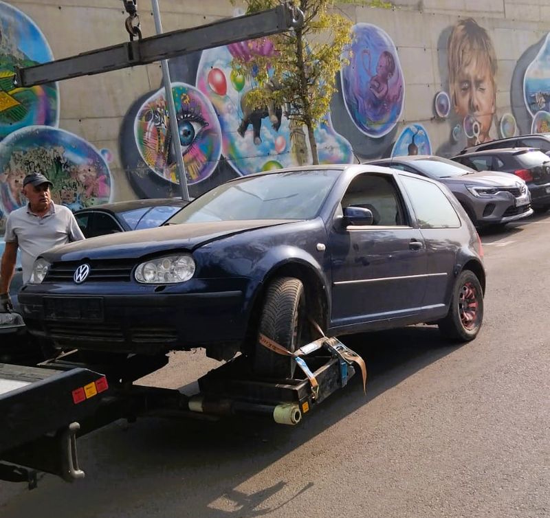 Mașină fără numere ridicată de Poliția Locală din centrul Oradei
