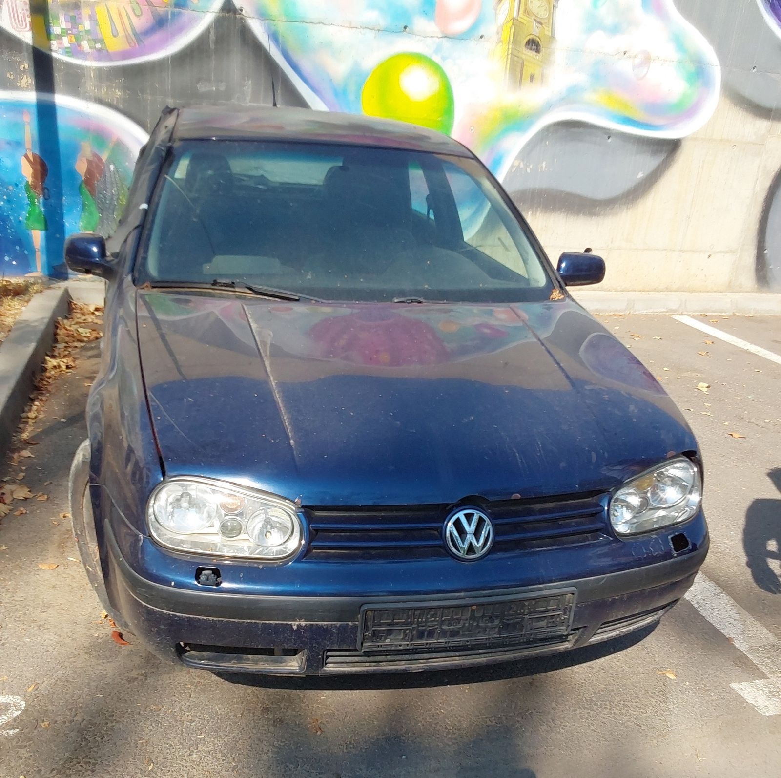 Mașină fără numere și fără stăpân, depistată pe o stradă din centrul Oradei