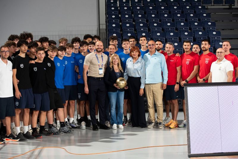 Nadia Comăneci, la Oradea Arena, le transmite tinerilor baschetbaliști: „Vă doresc să vă văd la JocO