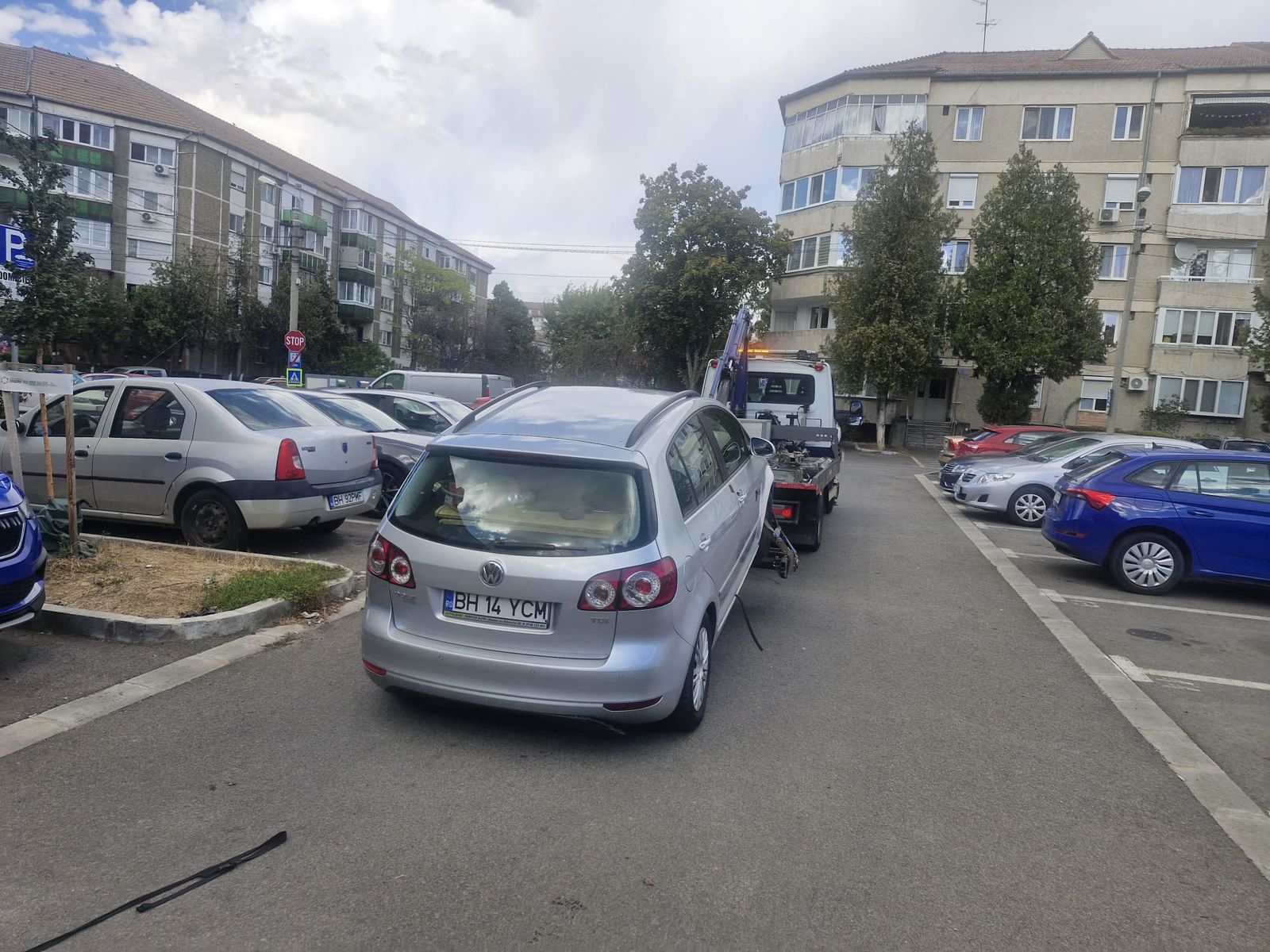 Poliția Locală Oradea a ridicat un Volkswagen Golf abandonat pe strada Slatinei