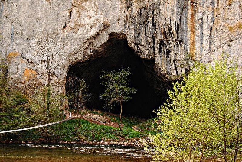 Intrarea în Peștera Unguru Mare din Defileul Crișului Repede (Șuncuiuș, județul Bihor)
