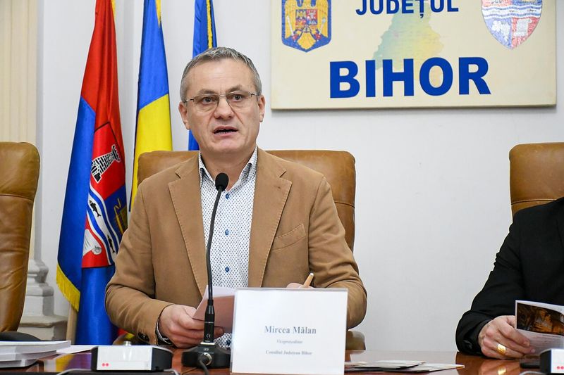 Mircea Mălan la o ședință în sediul Consiliului Județean Bihor